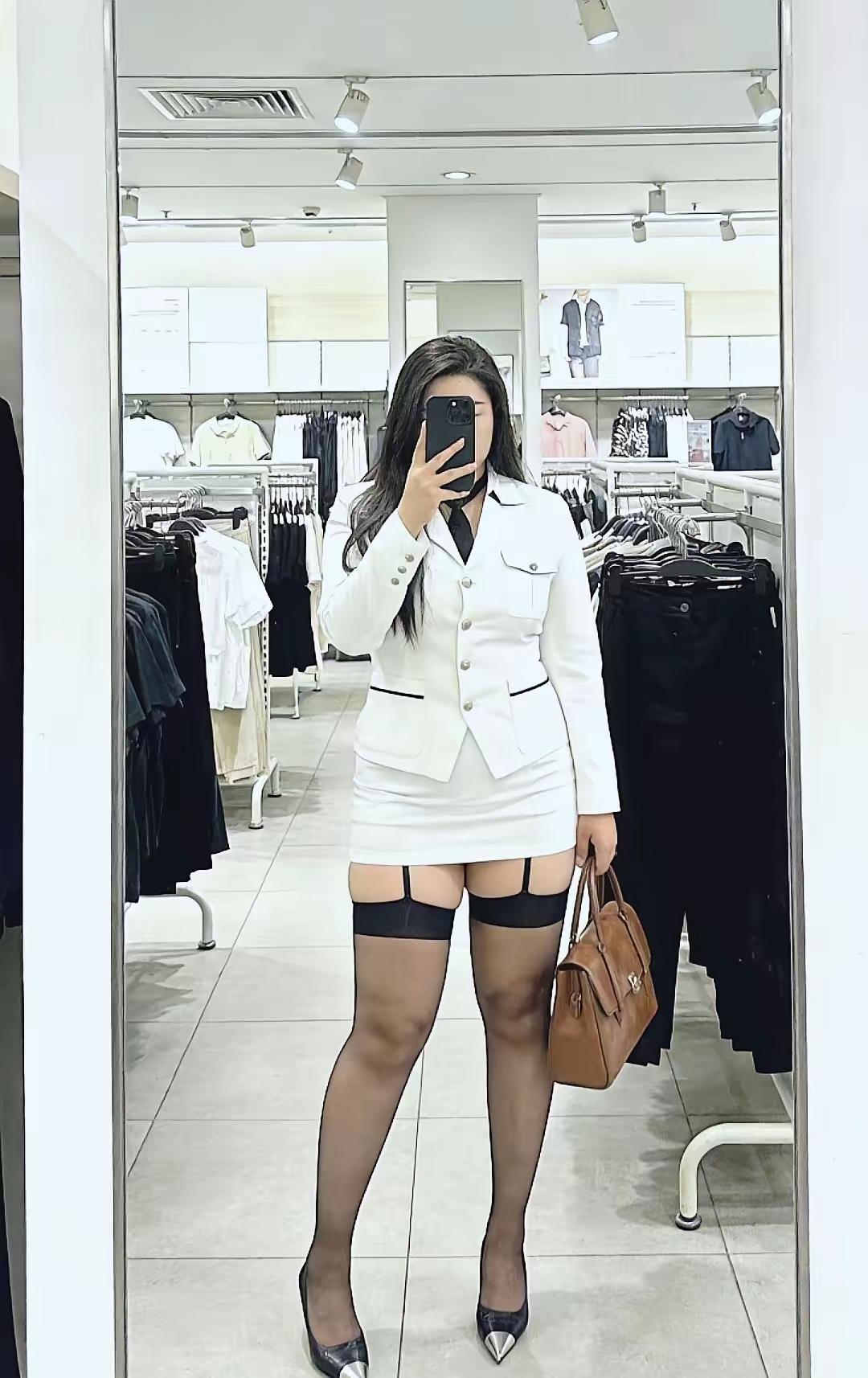 镜子里的美女也好看