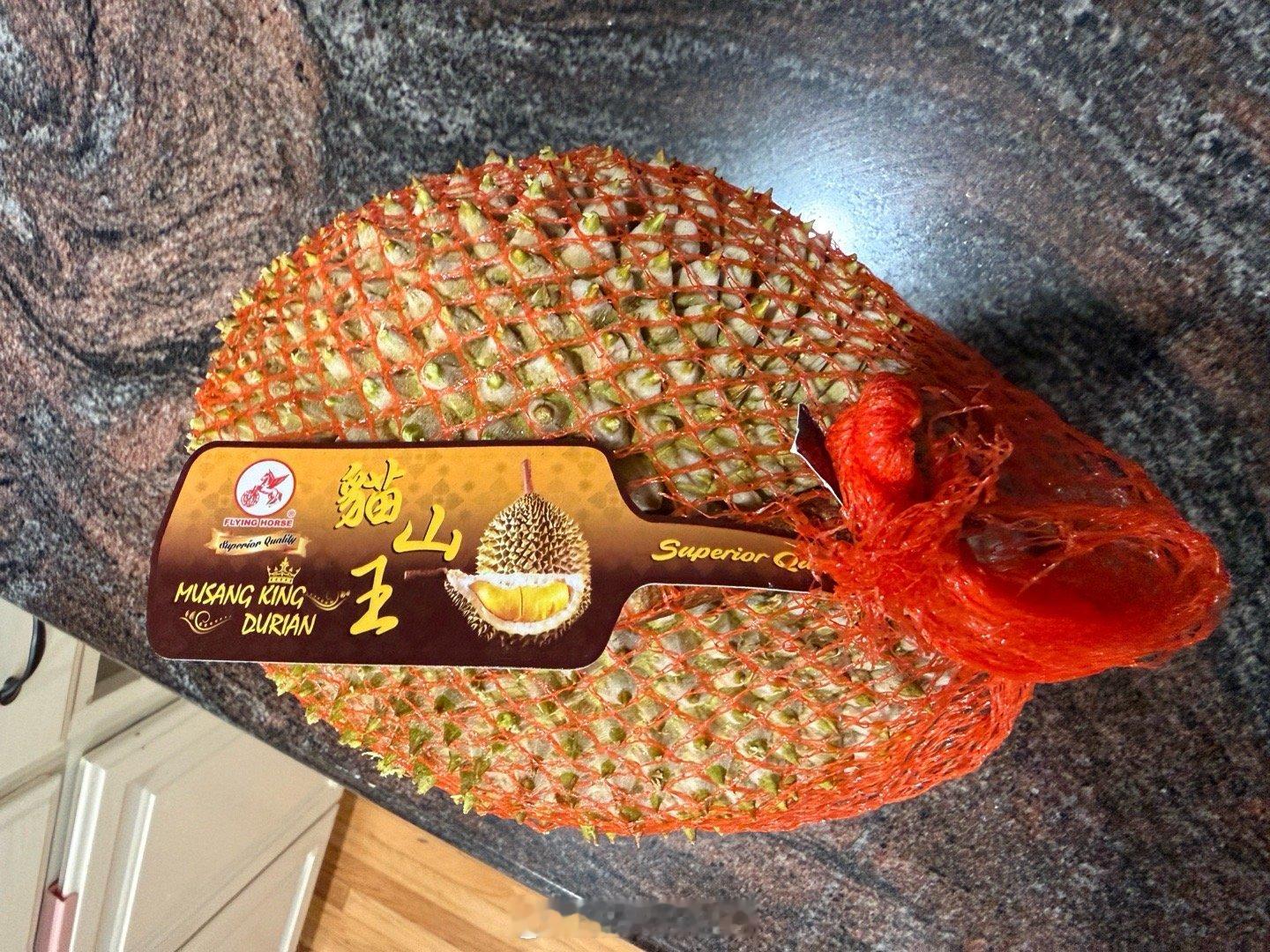 榴莲狂人又去超市搬了一个回家。现在伊宝也慢慢开始喜欢。如果她和她妈一样迷恋，我们