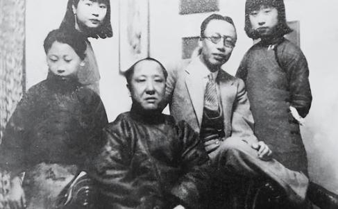 1950年，28岁就退休在家的清朝摄政王载沣，晚年以90万斤小米的价格卖掉了曾经