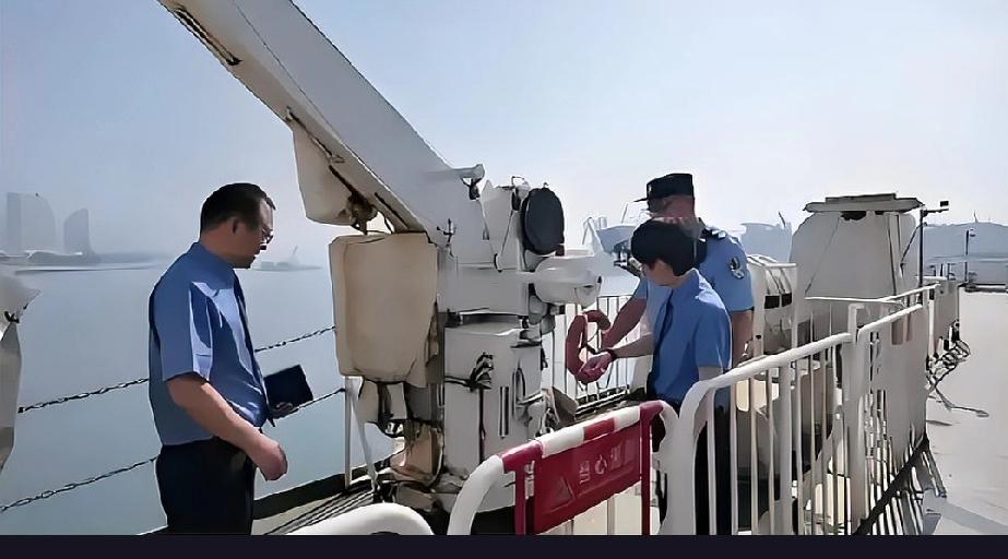 44岁男子为骗取巨额保险金，竟将妻子推入大海，如今已被执行死刑，真相令人震惊。