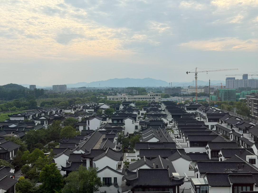 来萧山住的楼下是一排排园林别墅～司机大哥跟我说这是萧山的拆迁房～朋友们 这是真的