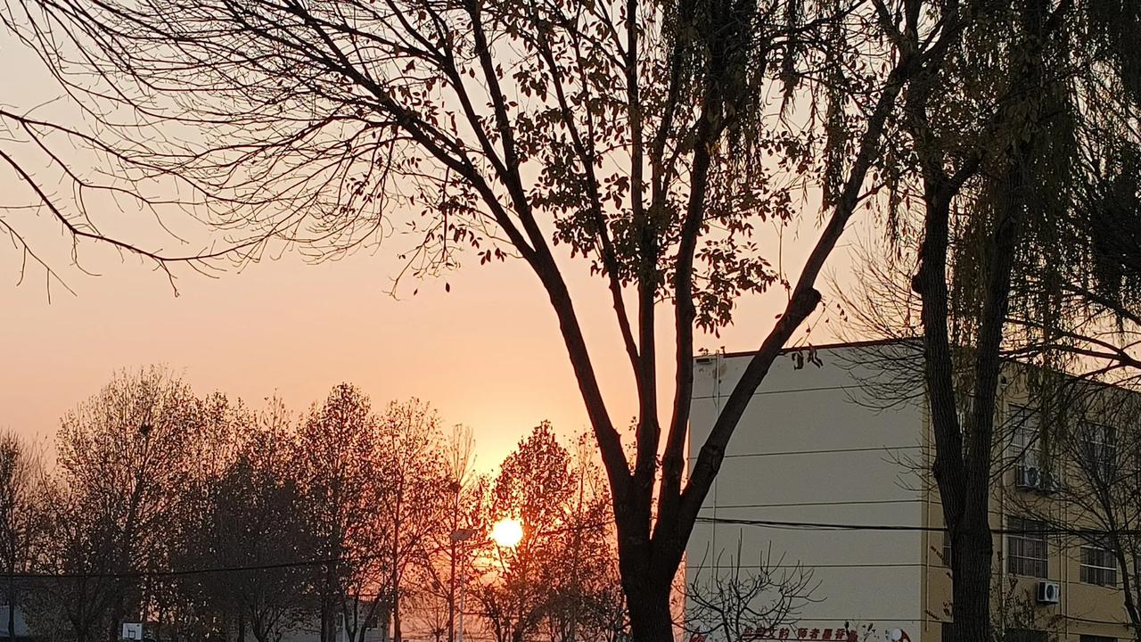 夕阳西下几时回？
昨天已经过去，珍惜当下时光。
希望今天的夕阳依然很美。