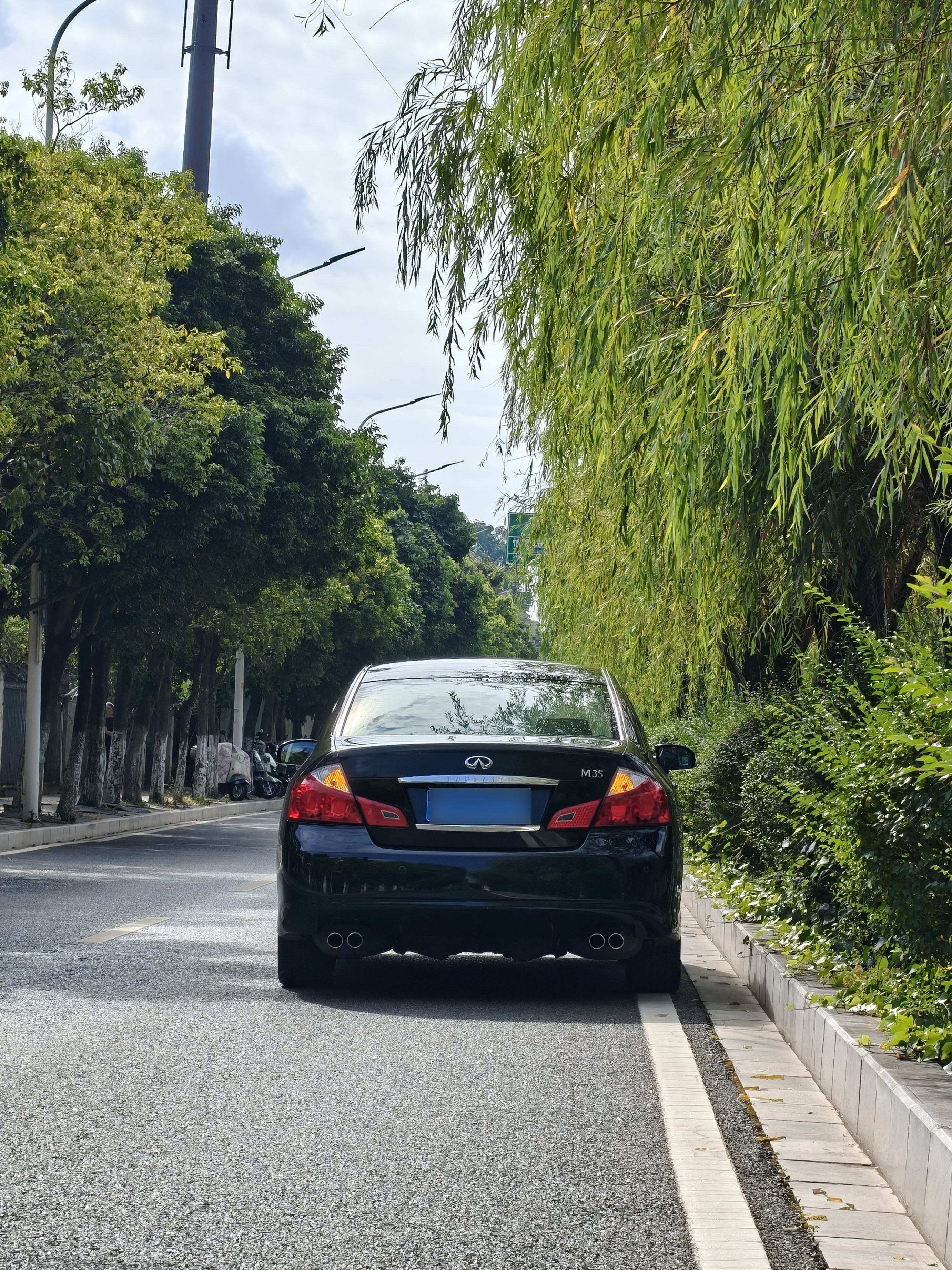 本周只休一天，早上睡醒还要出来给M35汽车拍点照片。如果只看Y50 M35这款车