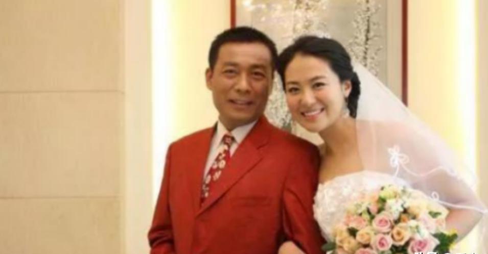 2010年，沈傲君怀孕6个多月时，外交官老公出差了，一天晚上有人敲门，她开门，是