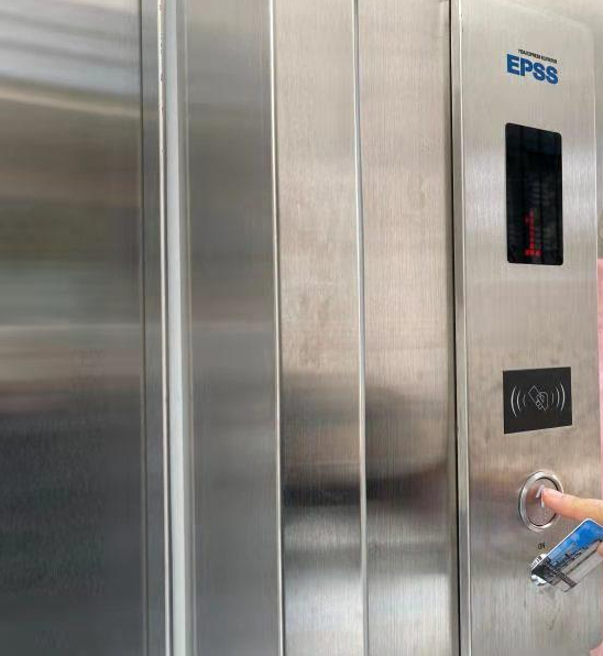 【#一楼业主能否拒交电梯运行费#？】近日，青岛中院举行新闻发布会，通报青岛法院物