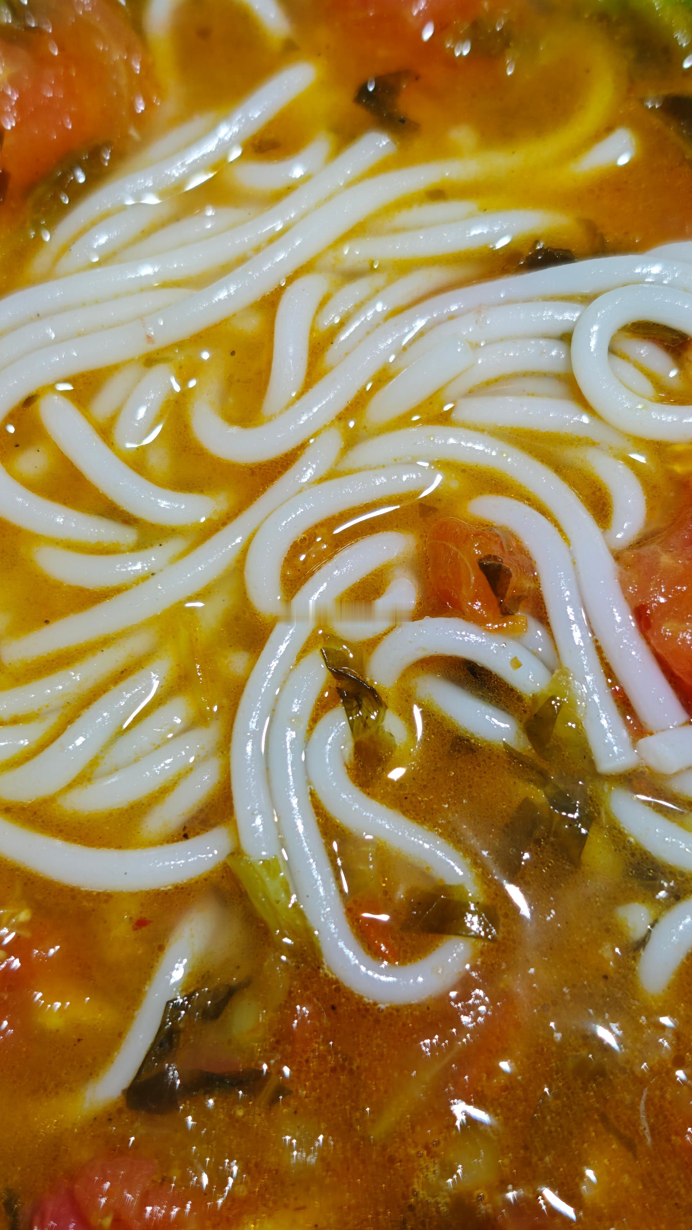 酸菜西红柿米线+芭乐（还是更爱红心芭乐）