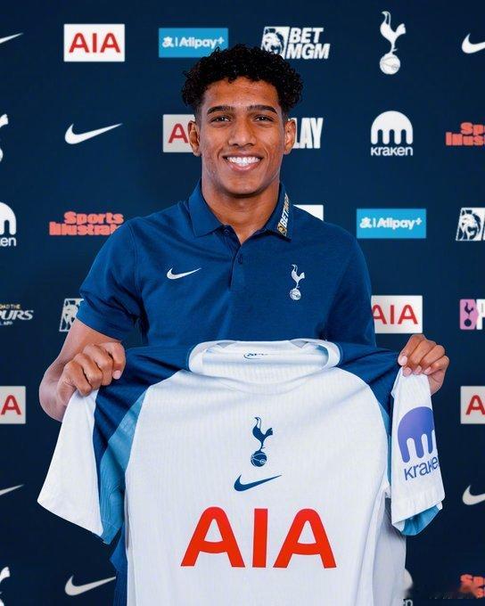 【官方】热刺签下19岁的桑托斯左后卫索萨，据悉转会费为15M欧元，去年1月在桑托