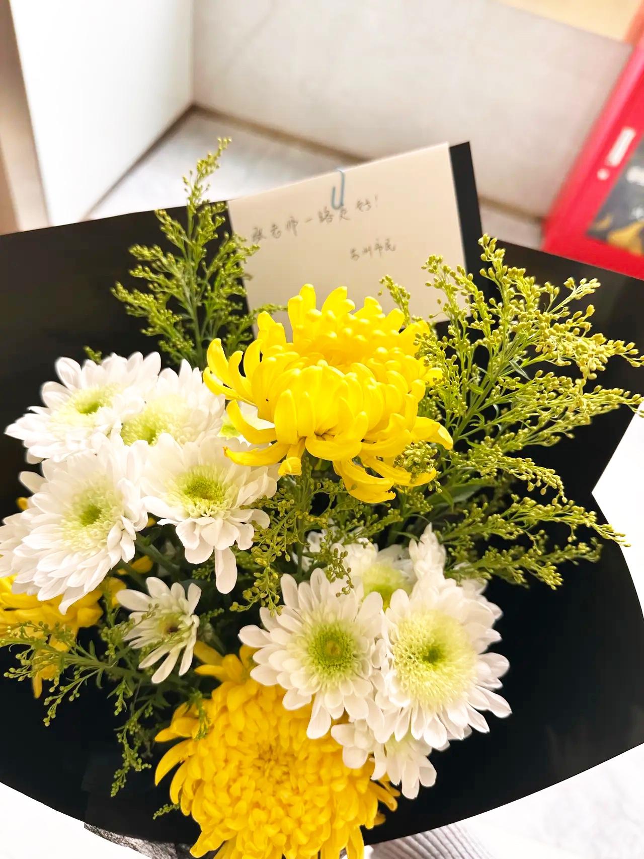 一束花寄哀思，到张雪峰老师公司楼下才懂，被他温暖过的人到底有多少！工作人员领我到