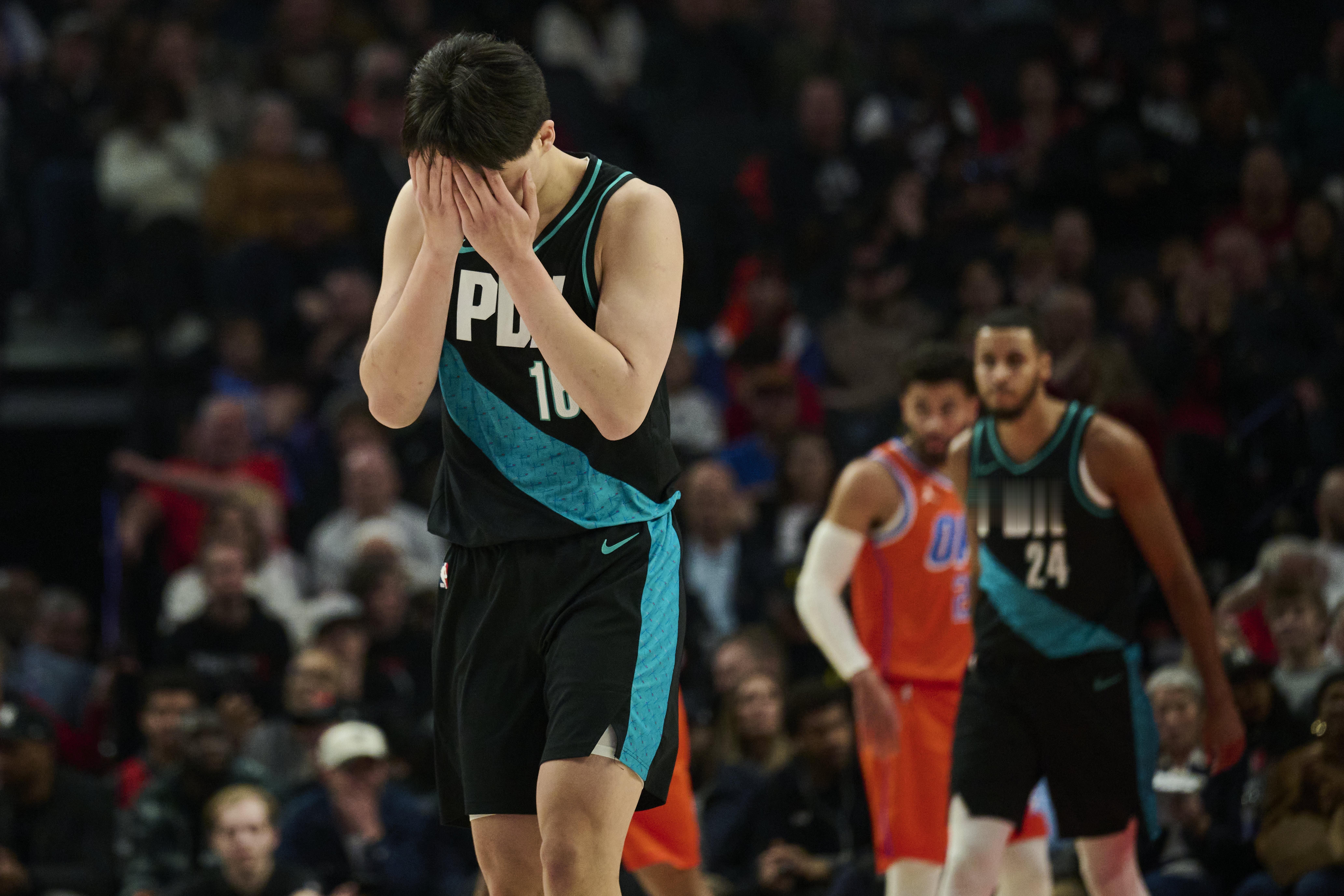 开拓者媒体人Torey Jones近日在播客中谈到了杨瀚森目前的问题。“关于杨瀚