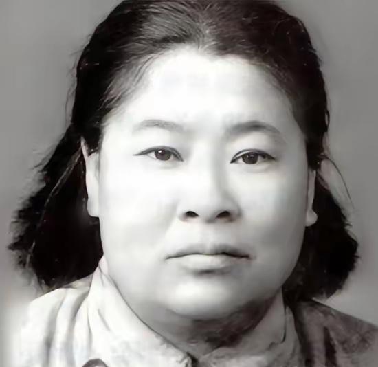 1933年，许世友听说部队有一位武当出身的女侠，便想要切磋一番，他迈着自信的步伐