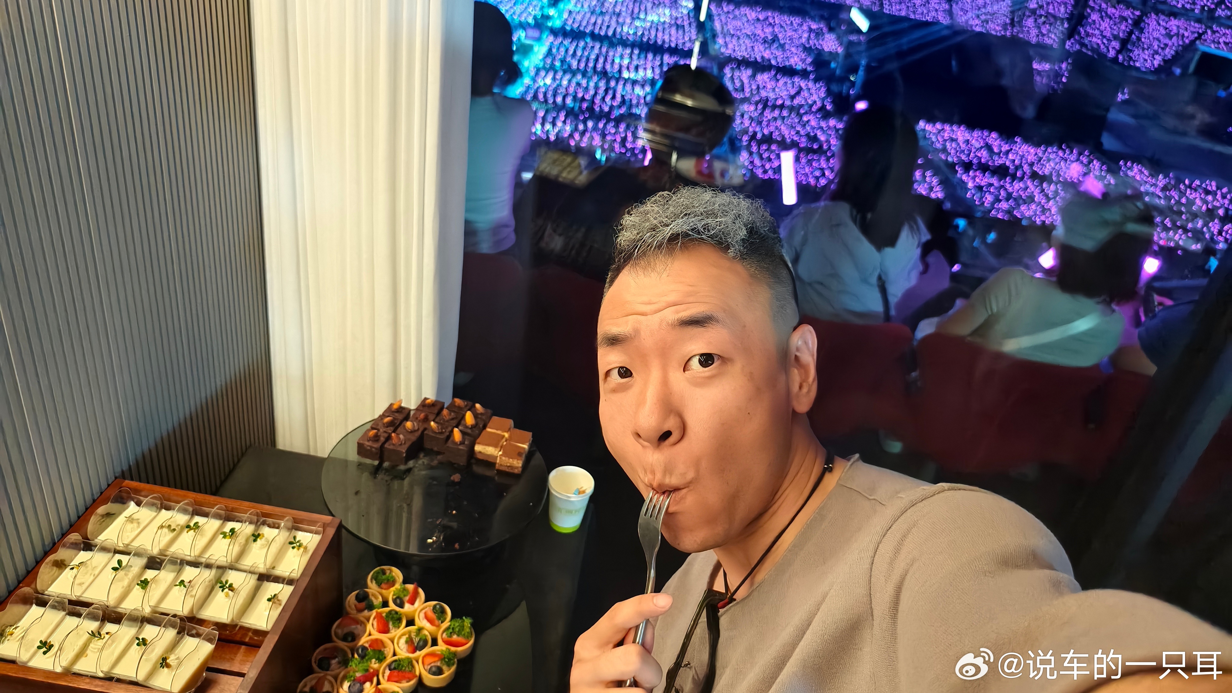 跟着周董唱累了……吃点蛋糕水果和极狐小狐狸合个影；祝你们百年好合