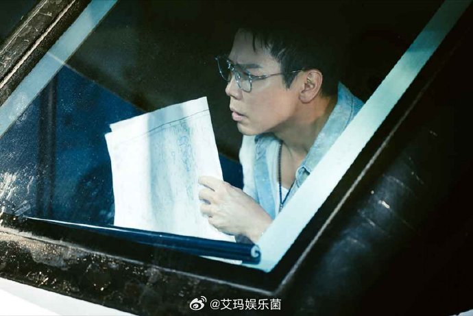 陶喆说新MV三个帅哥我最不帅陶喆哥在演唱会上自嘲是微尘MV里最不帅的，谦虚到让人