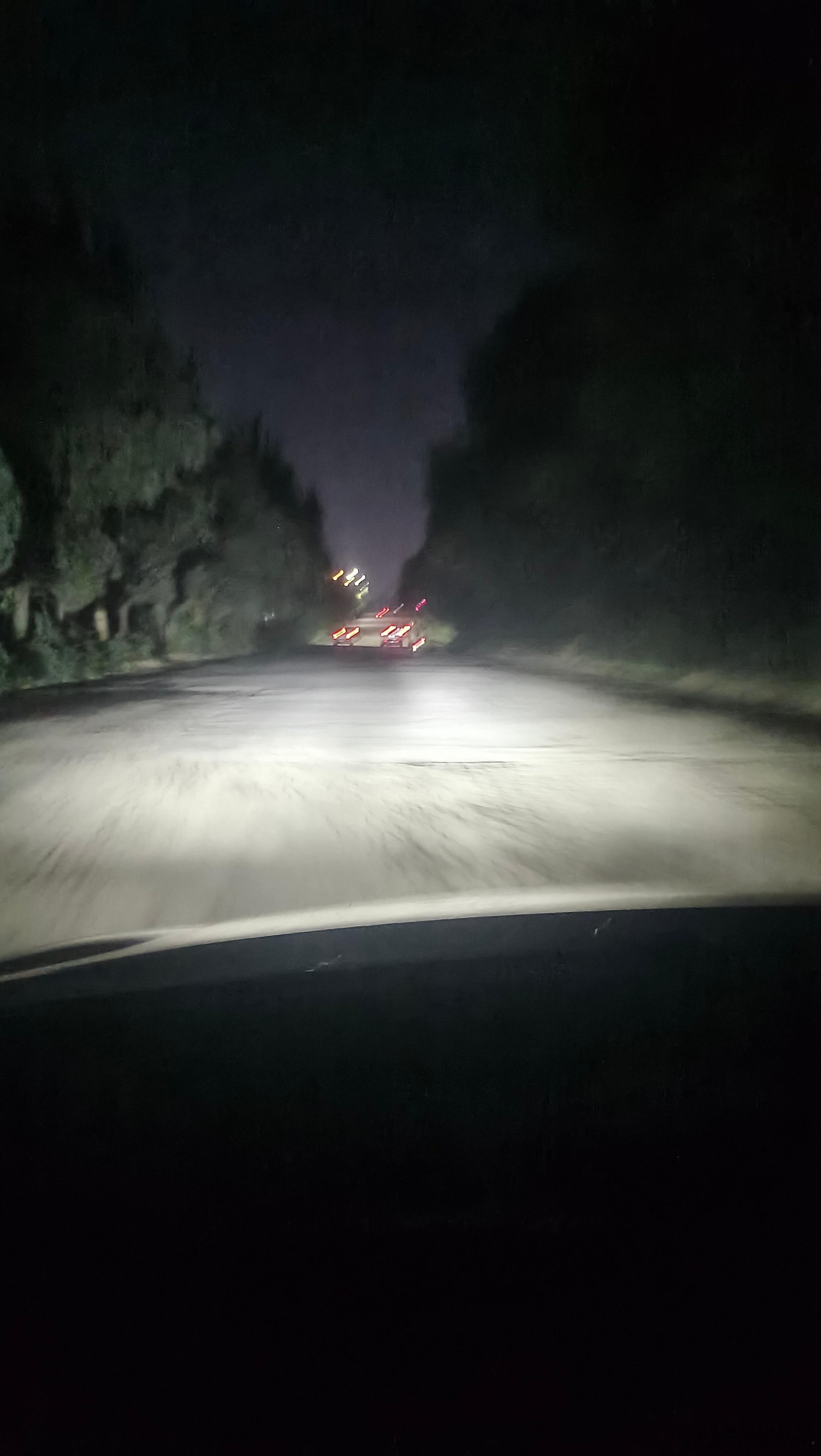 月亮走我也走，披星戴月挣这点辛苦费，容易吗我？ ​​​