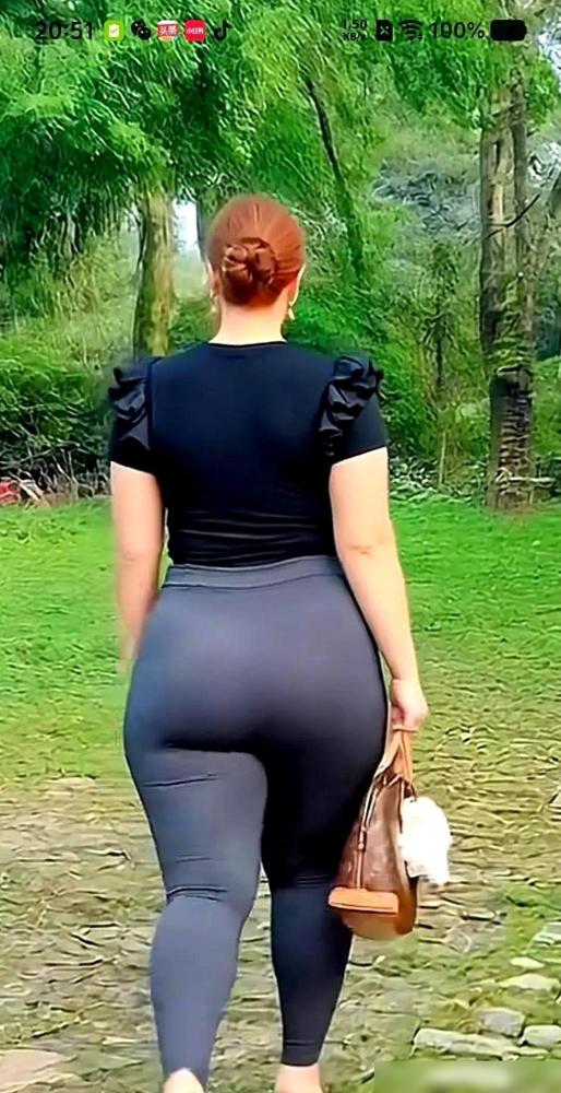 把那些勒到血液不循环、拉链全靠命硬的紧身牛仔裤扔了吧，这罪真不是人受的。

这场