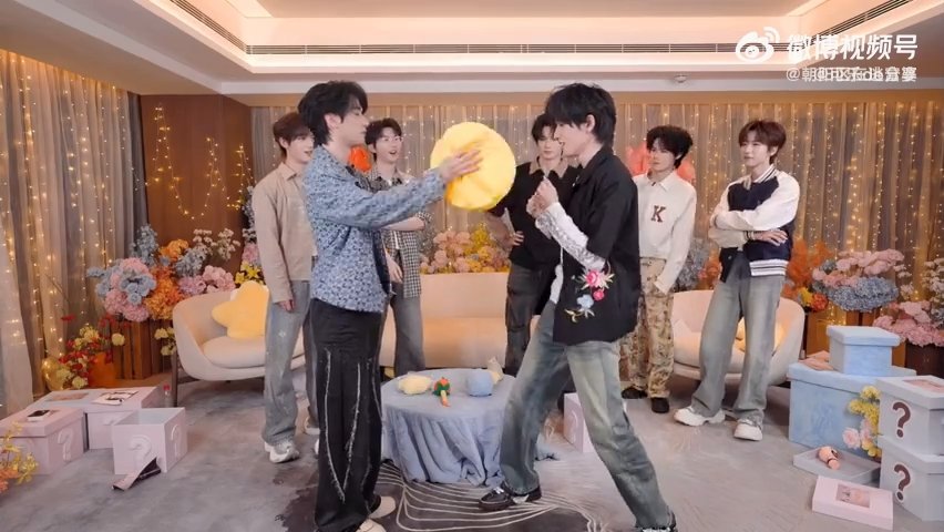时代少年团秋日团建宣言时代少年团合体直播千万不要错过，宋亚轩张真源一玩游戏就开启