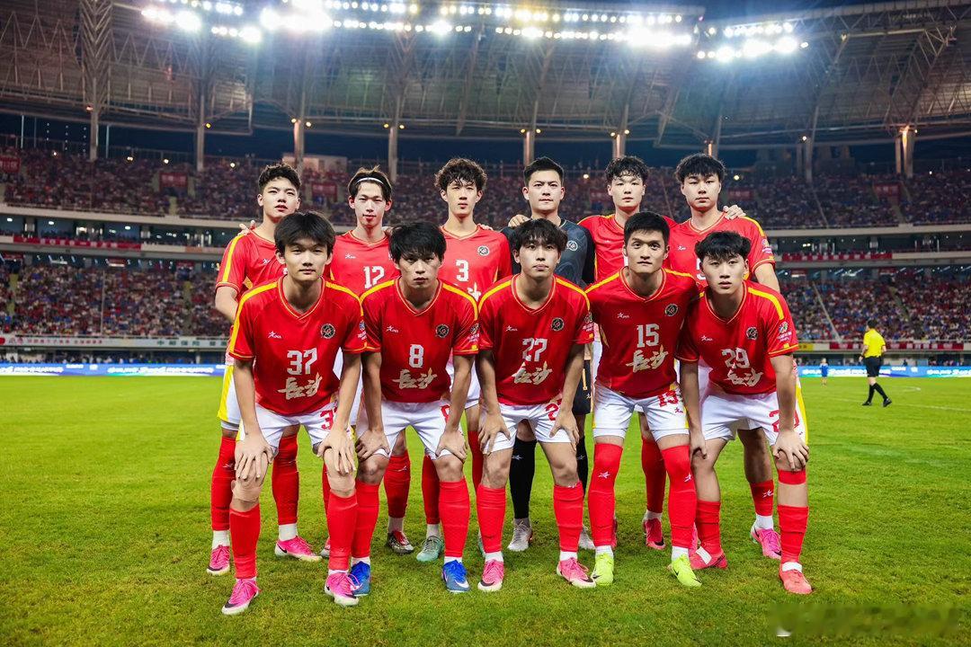 湘超有自己的应援显眼包长沙上演湘超版英阿球迷对决❤️素不相识的路人因为湘超相聚，