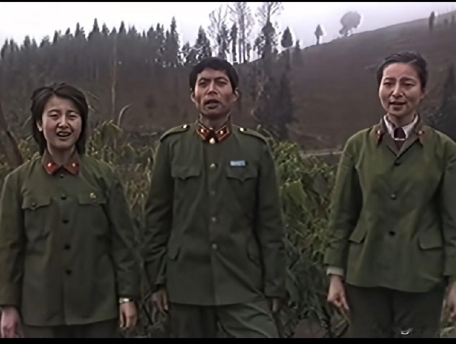 这是八十年代，老山前线，某炮阵地慰问演出现场。
只有那个年代才能造就那个年代的精