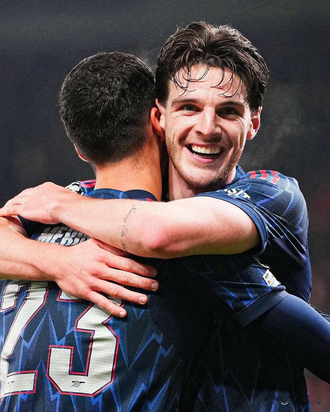 阿森纳客场3-0轻取布拉格斯拉维亚，豪取欧冠开局四连胜，积12分强势领跑积分榜。