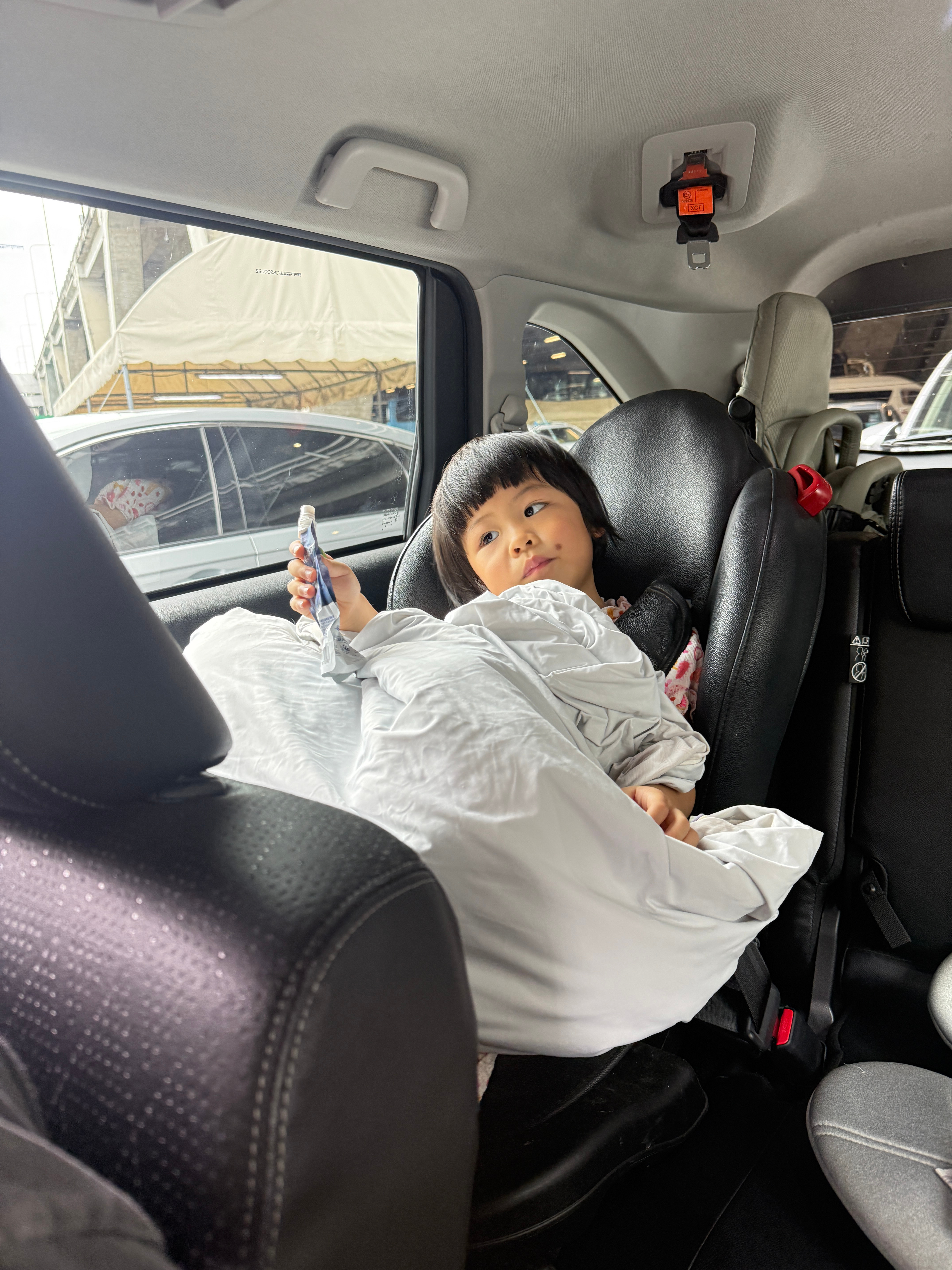 球宝说饿了饿了我说哎呀回机场买点吃的球宝说妈咪包里有酸奶，吃酸奶就可以了这么会安