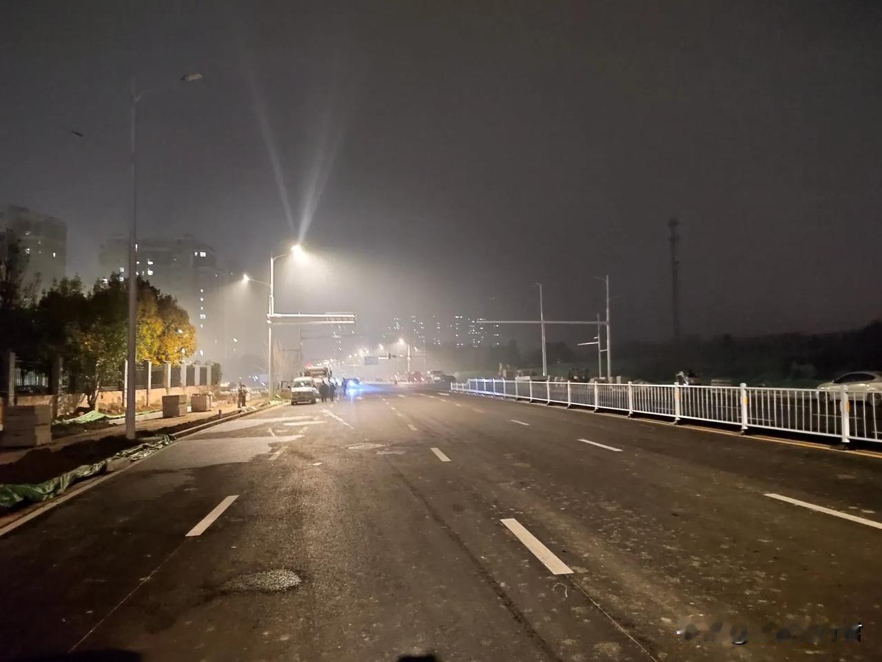  大晚上的，又有浓雾，但我仍然走了走这条新路。自仓丰路至嘉华路之间的塔谈大街通车