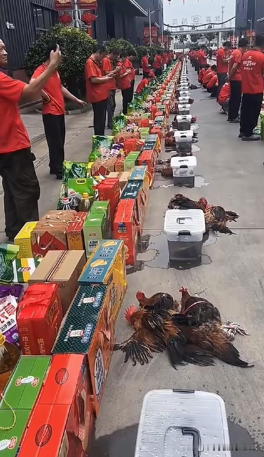 这家企业的中秋福利，说不羡慕那是假话。
厂区的地上满满当当摆满礼品，月饼、各类生