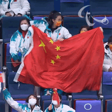 #跟老梁聊天[超话]#三代人坐飞机的不同表现1. 我父母，穷怕了的60后    