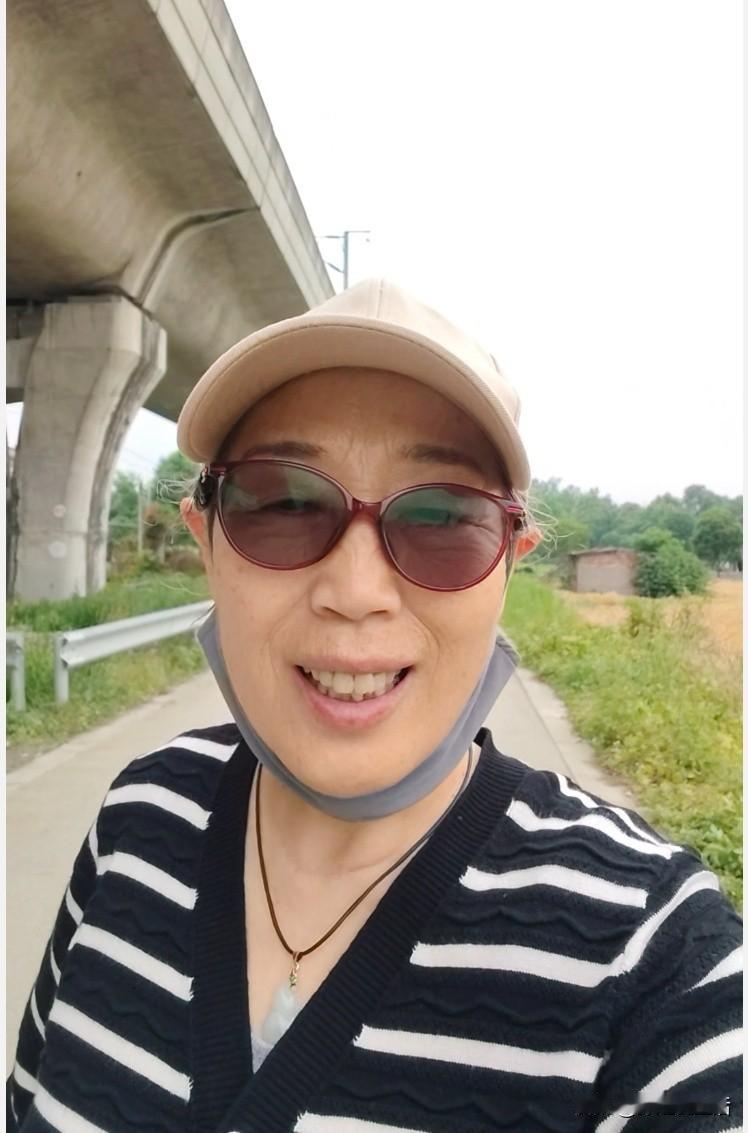 买菜买花两不误
今日骑车去买菜，顺带前往农家田地瞧了瞧。往昔此处是花田，如今已种