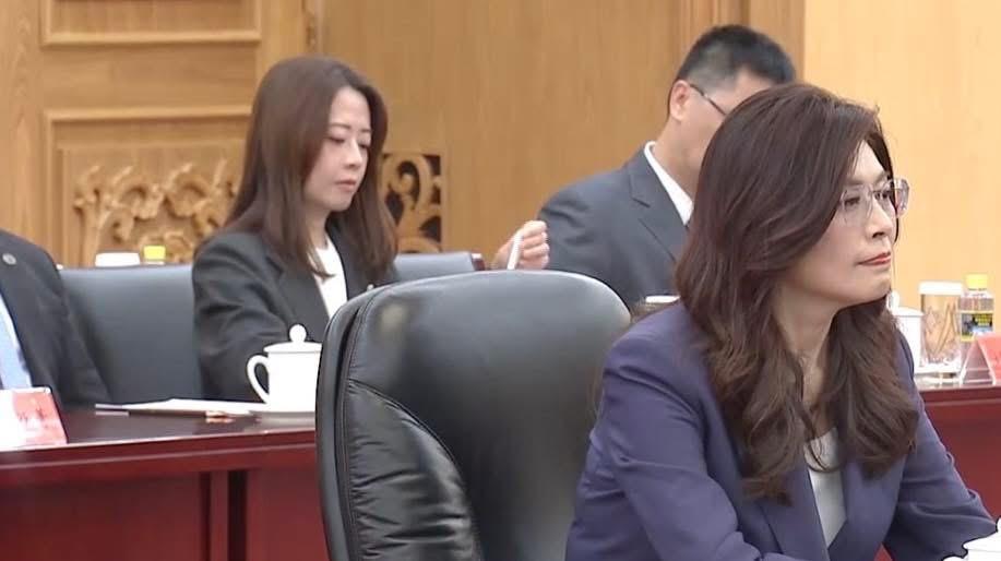 国民党发言人江怡臻今（10日）在脸书发文表示，今天是重要会见，照片记载了自己战战