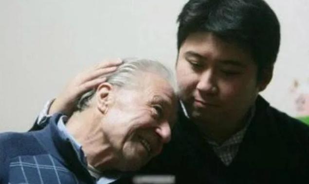 1999年，一中国小伙到英国留学，英国房东给他免租，两人同吃同住8年，房东晚年身