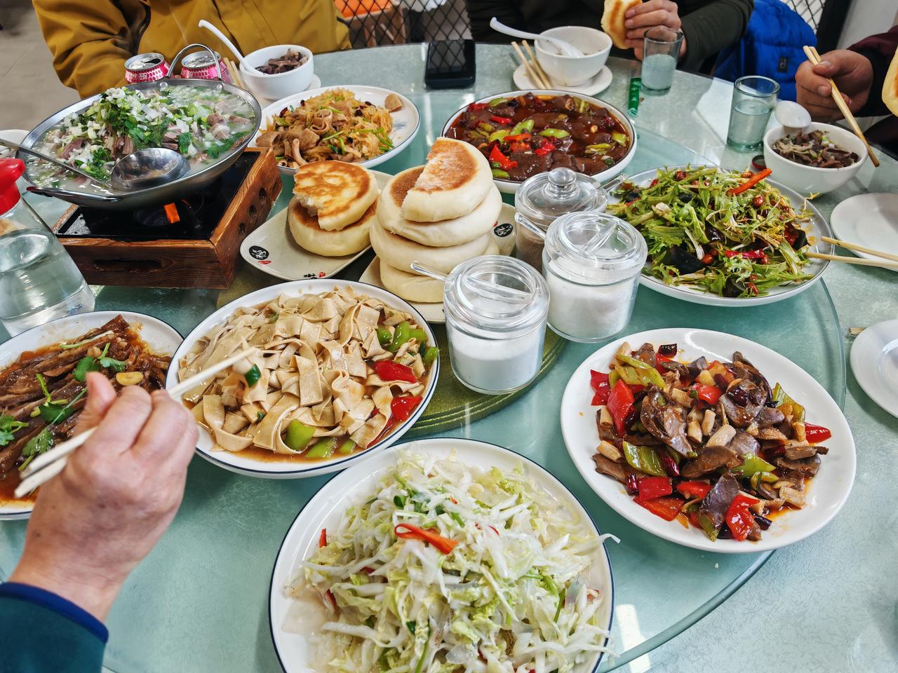 春暖花开，心情愉快。
能吃能喝，忧愁度外。