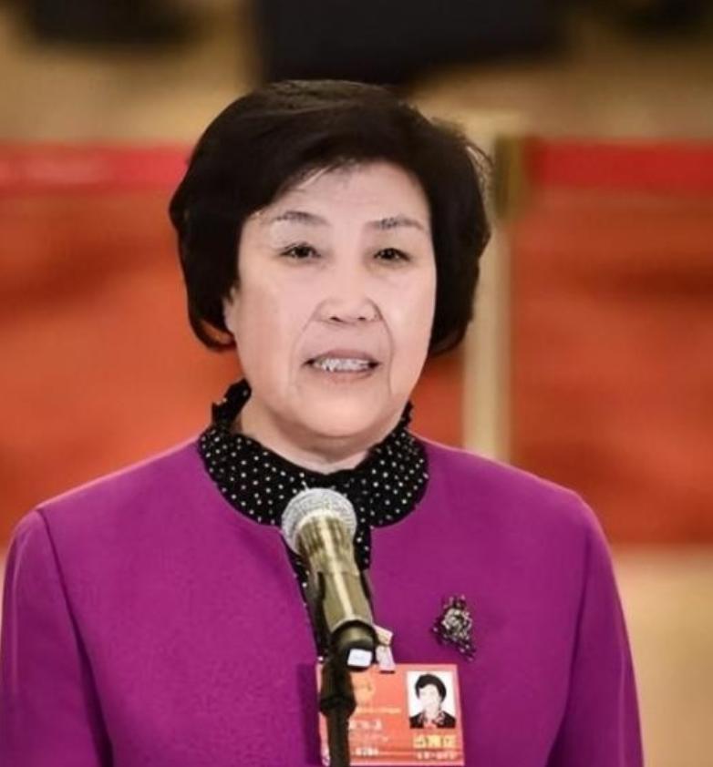 1980年，33岁的 郭凤莲 被叫进大寨党支部办公室。上级来人念了一份调令：免去