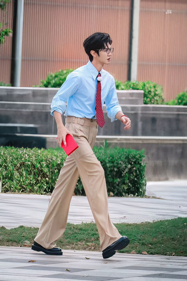 陈哲远这次不担心假发飞了 这期跑男最精彩的画面，不是游戏环节，是陈哲远每次做完大