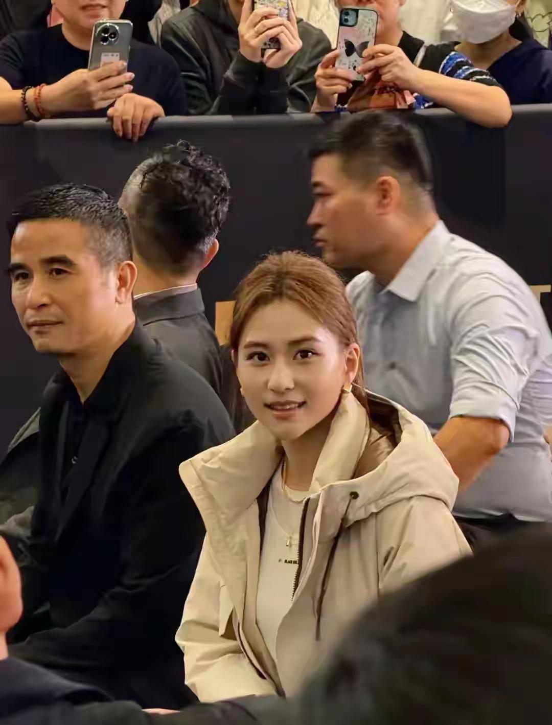 何超莲这张照片很邻家女孩，有钱如她，一脸岁月静好。