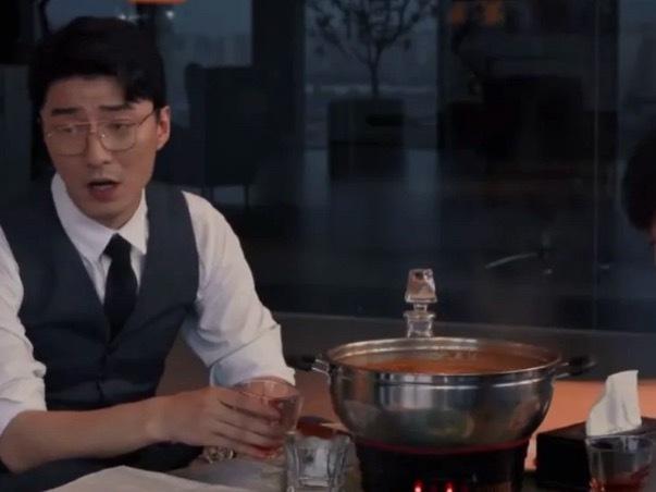 为啥这群反派天天吃自己煮的火锅啊？这应该是顶级cbd吧，不是怎么就坐这么简陋一小