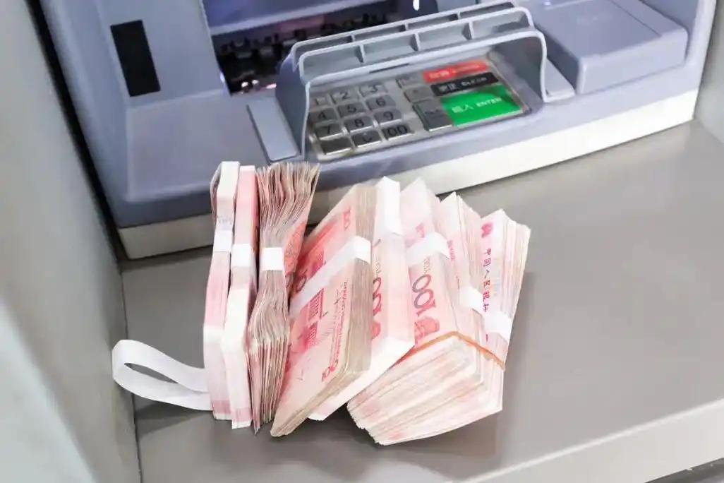 住户存款新增7.68万亿元，不是国人赚多了，是不敢花了，一季度官方金融数据公布后