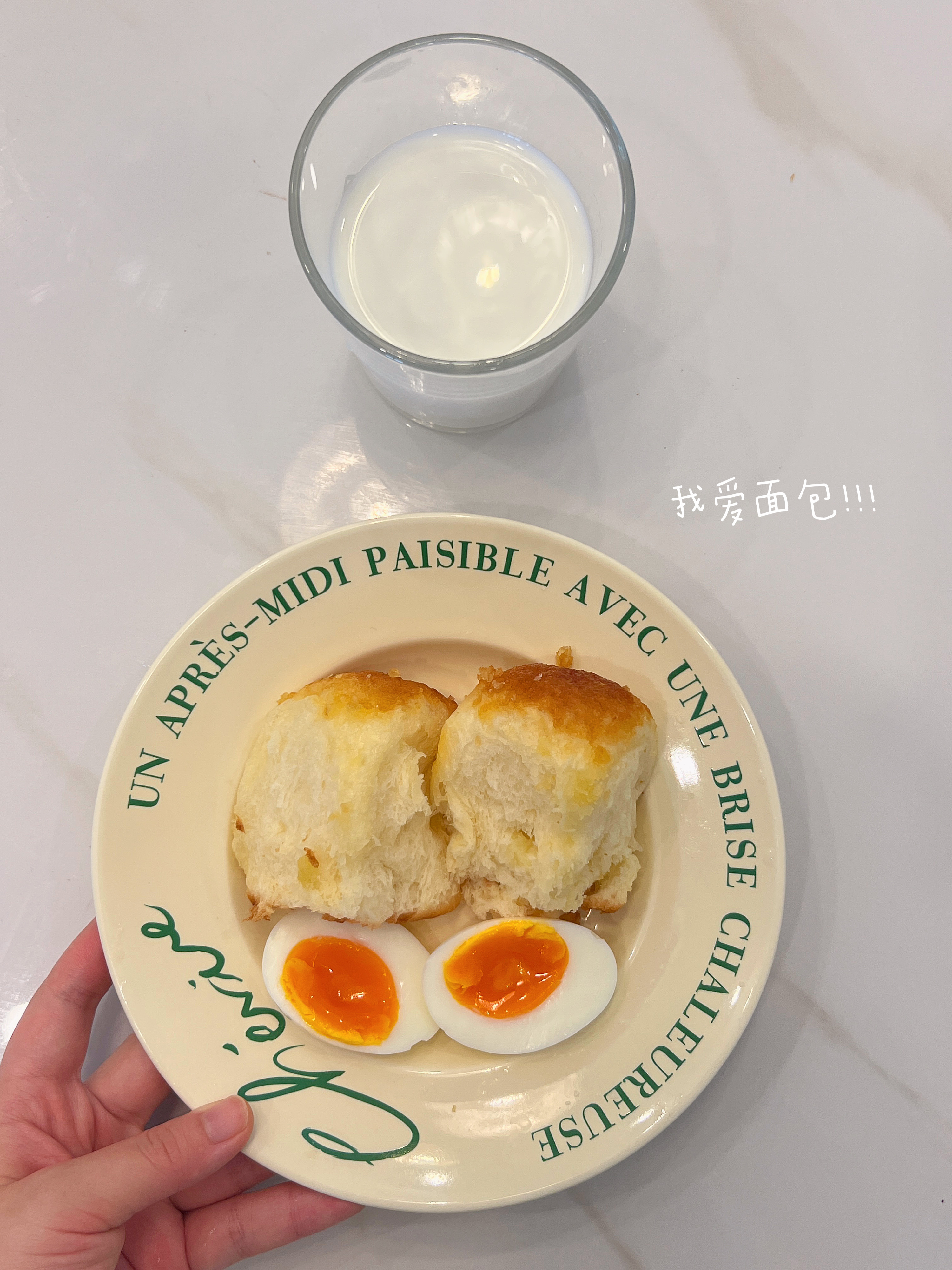 降温了一下子就不知道该穿什么衣服了  步入孕中期感觉以前的衣服都穿不了了  最近