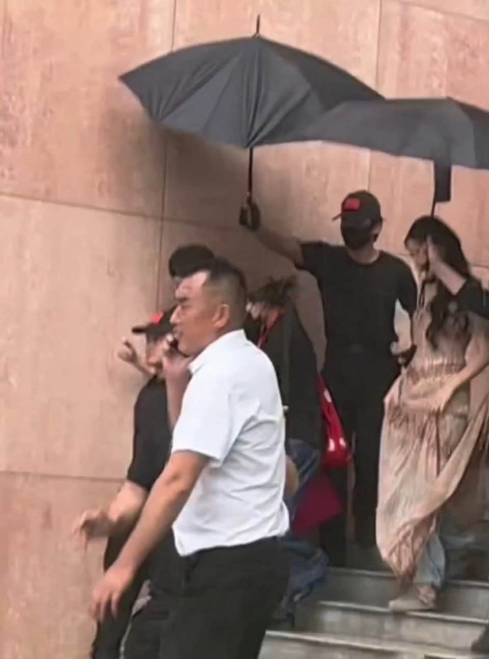 迪丽热巴裙子里面是牛仔裤红毯上是仙女裙暴击，裙子里藏着牛仔裤的倔强，这混搭比我的