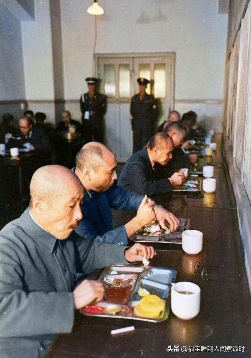 1945年日本战败，东条英机眼看大势已去，居然还想开枪自杀逃避审判，结果枪法太烂
