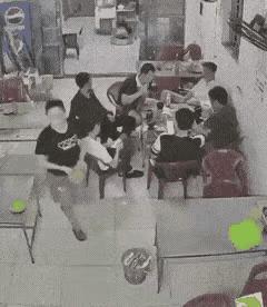 对付咸猪手，就该毫不留情。这一个大逼兜抽的带劲，活该，谁让你手贱。

一桌男人吃