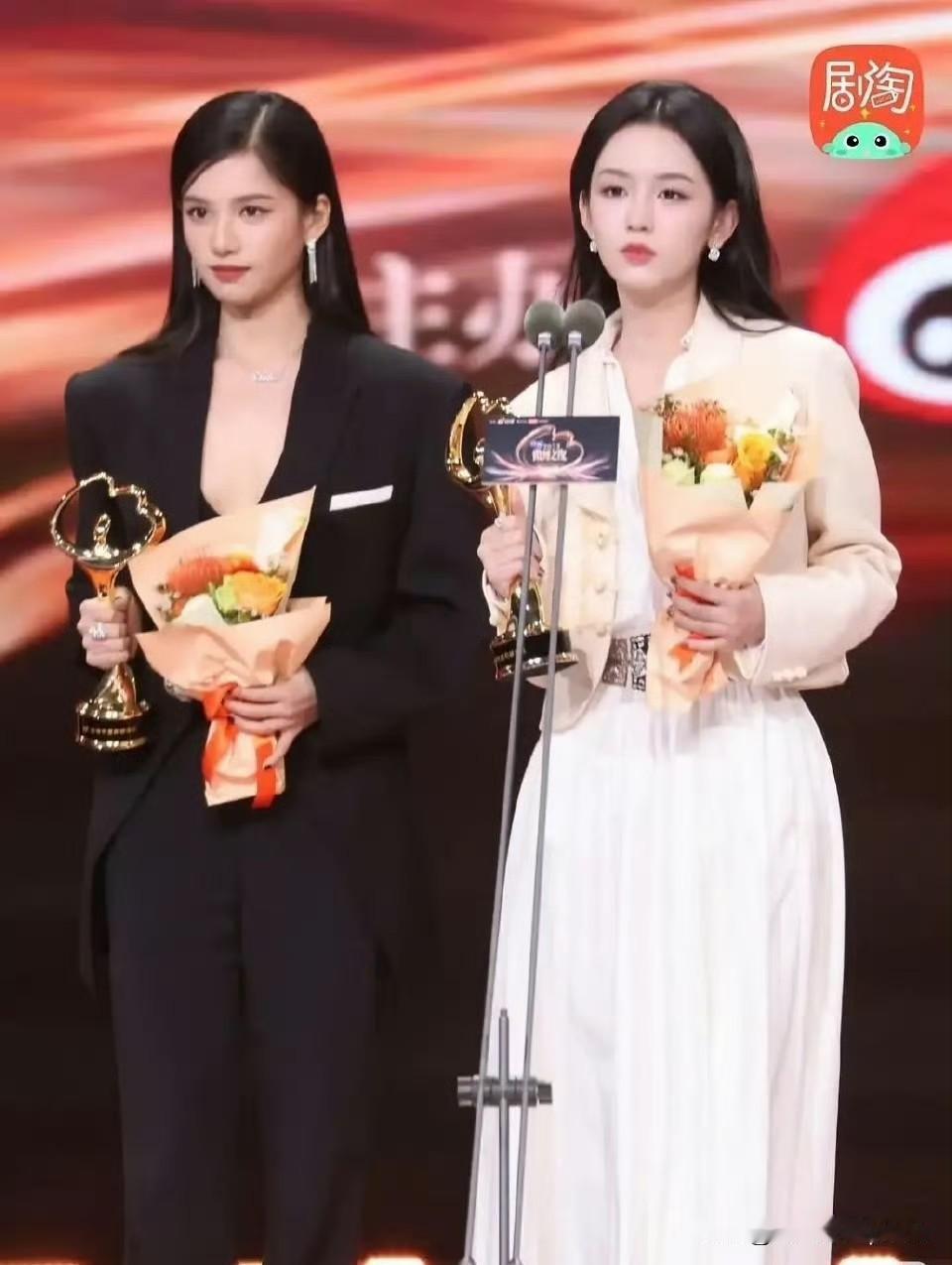 之前总觉得张婧仪和周也长得有点像，都是那种清冷挂的文艺脸。
但这次同框一看——好