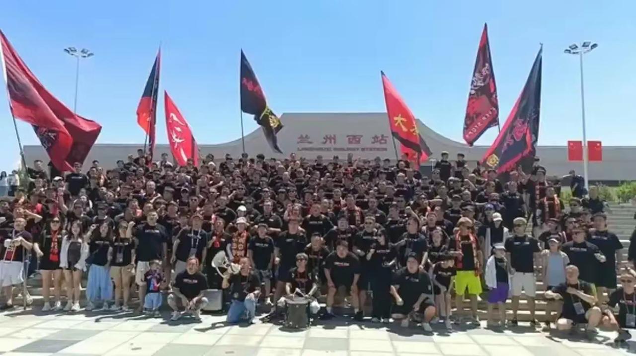 【陕西联合赛后球迷现场抗议引热议！周兆成：热爱要有分寸，过激维权触碰法律红线】 