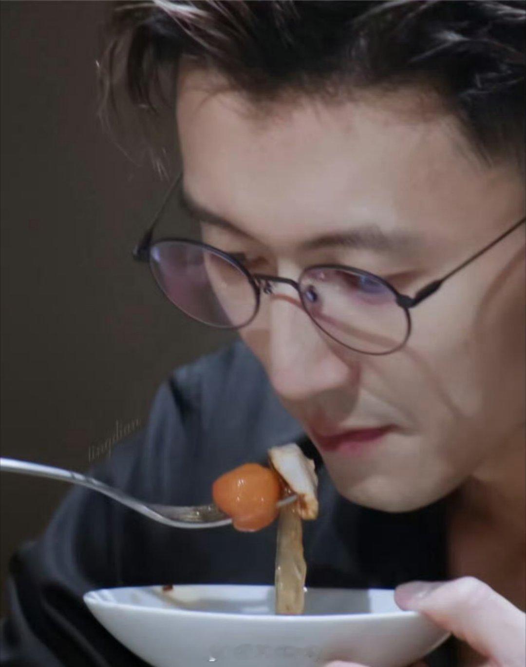 谢霆锋内娱满级吃商的含金量 谢霆锋在节目里点评美食，专业度全程在线，点评更是一针
