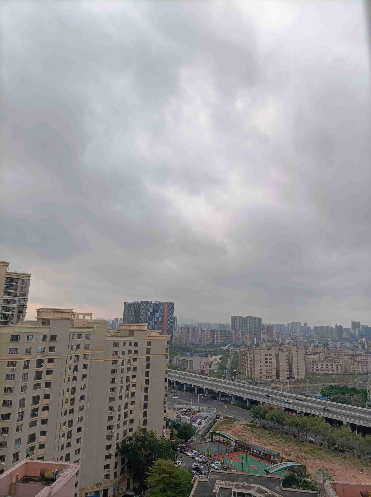 我的今日状态：😁轻松愉快
我这里的天气：🌤️多云:深圳今日雷阵雨转多云，气温