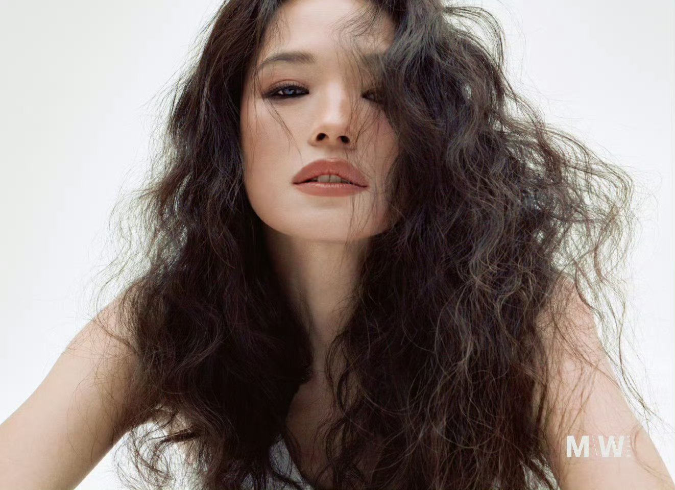 总被她那份慵懒的高级感打动。宽松的服饰在她身上显得随性自在，微卷的长发随意散落，