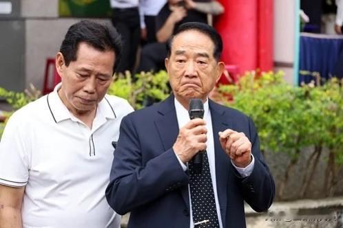 宋楚瑜哭了！

72岁的陈盈洁本月与世长辞，家人今在桃园举办告别式，亲民党主席宋