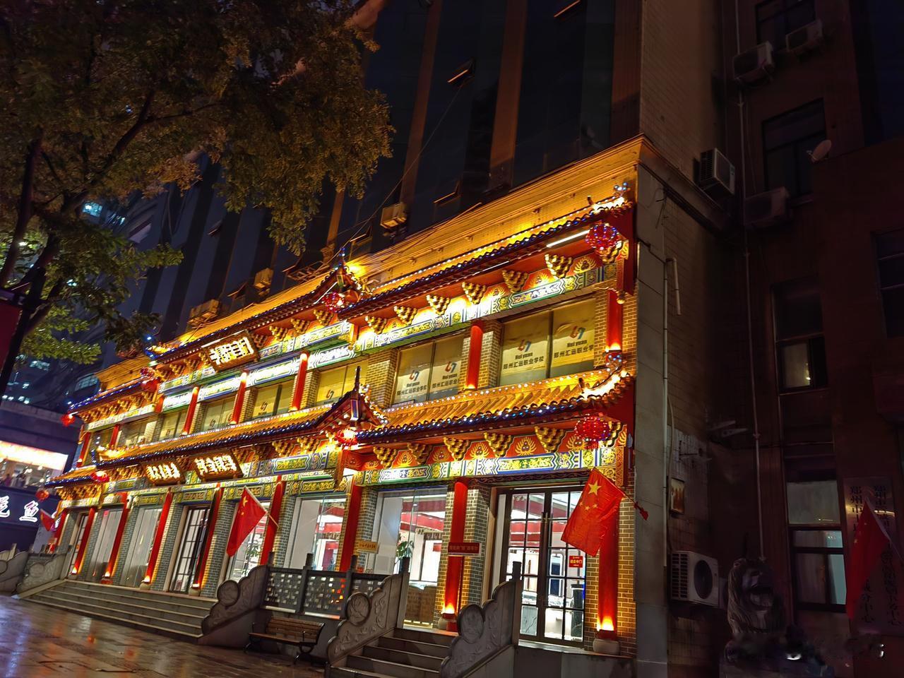 在台北市中心，一碗牛肉面卖到 250新台币，一间老公寓卖出每平4.5万元……
认