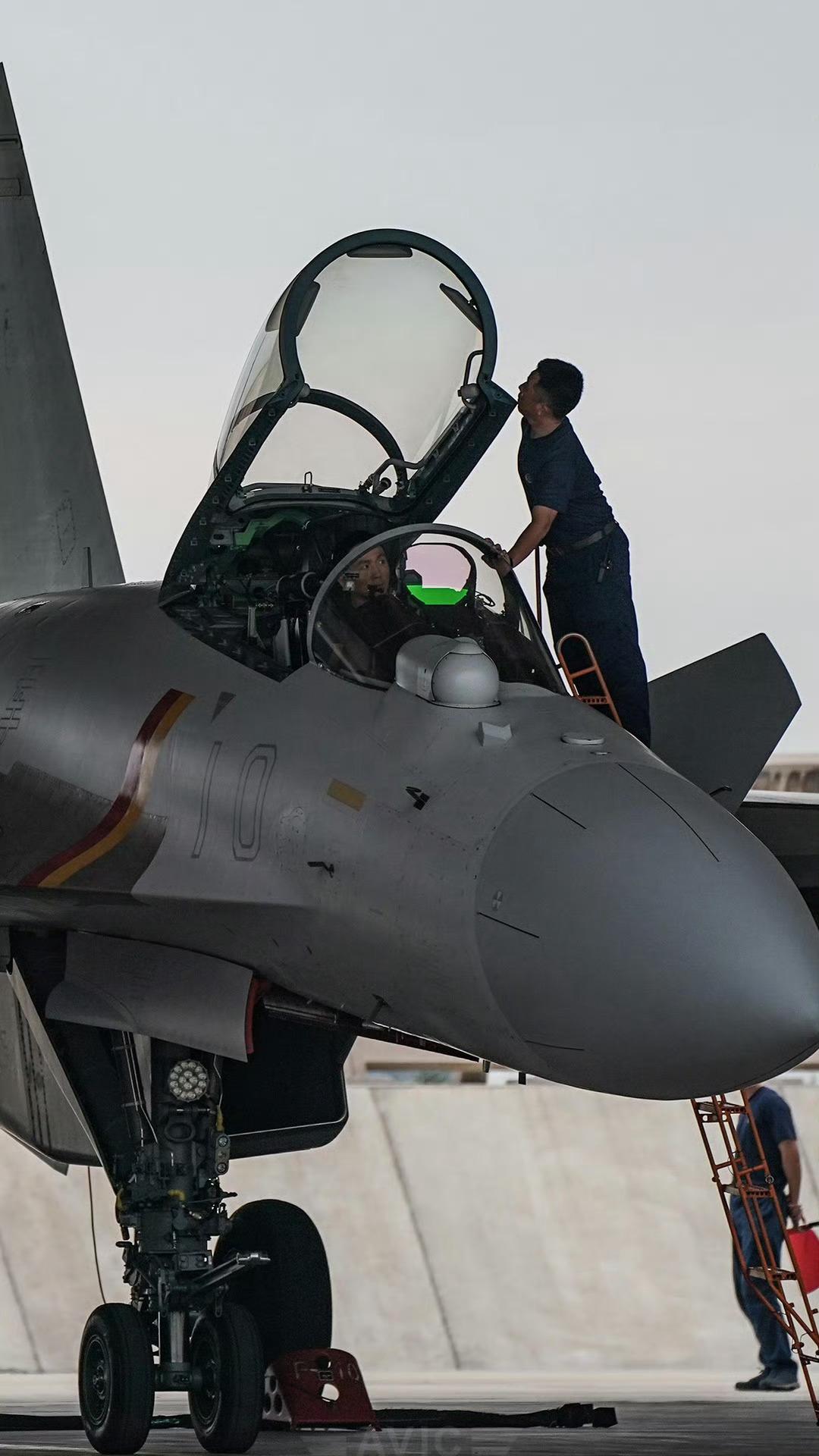 这两天，官方媒体密集报道了英雄王伟所在海军航空兵部队，这是部队现在装备的飞机，这