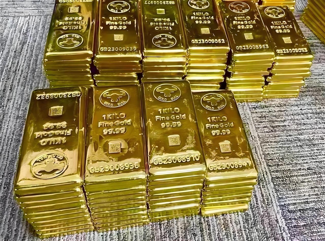 近日，国内多数金店金饰价格突破1600元/克，较昨日上涨约32元/克，最高达16