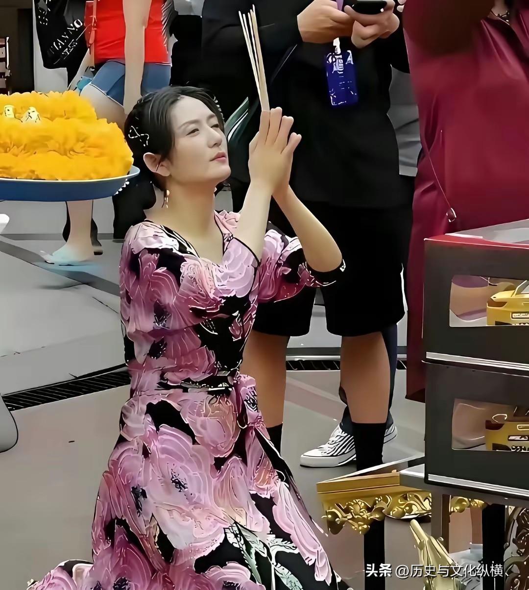 谢娜的佛事：郑重、虔诚。下脆，臀坐腿，双手举香过顶，闭眼。心默念，暗许愿景，或健
