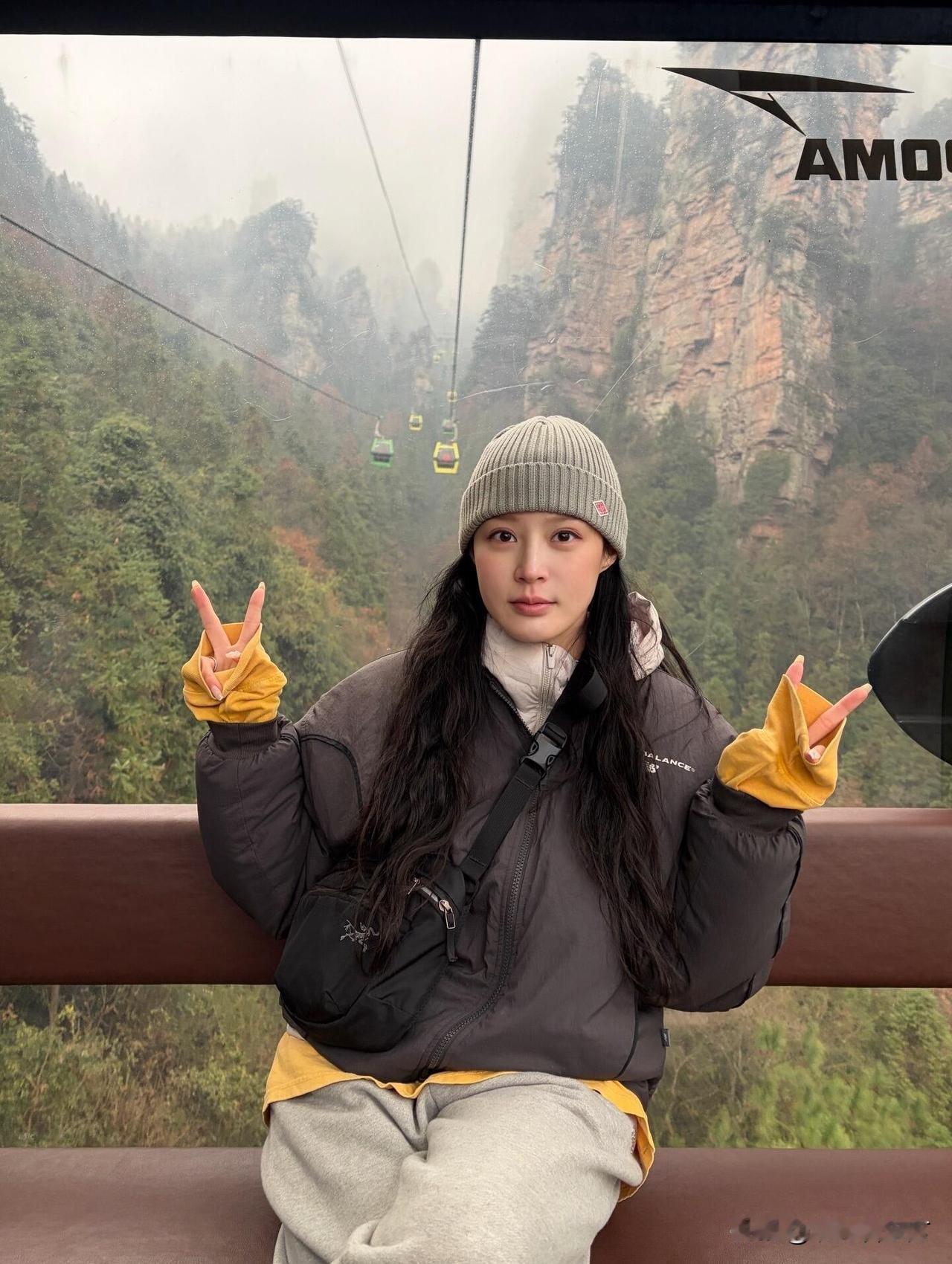 曹旻这次来中国待的时间真长，从重庆出来后去了韩国人最爱的张家界，遇到了当地野猴，